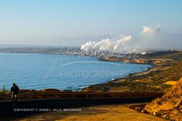 Image du Maroc Professionnelle de  Le complexe pétrochimique de Safi de L'Office chérifien des phosphates (OCP) datant des années 60, dans cette usine on y fabrique de l'acide phosphorique et des engrais. Le Groupe OCP est une société anonyme fondée en 1920 et domiciliée au Maroc. OCP S.A est le leader mondial des exportations de phosphates et produits dérivés, Mardi 26 Juillet 2005. (Photo / Abdeljalil Bounhar)

 